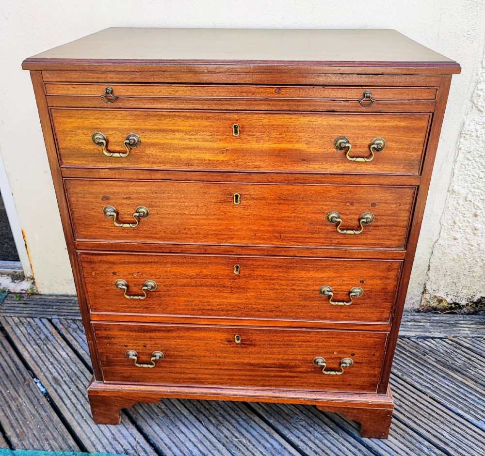 Antique small mahogany chest of drawers.