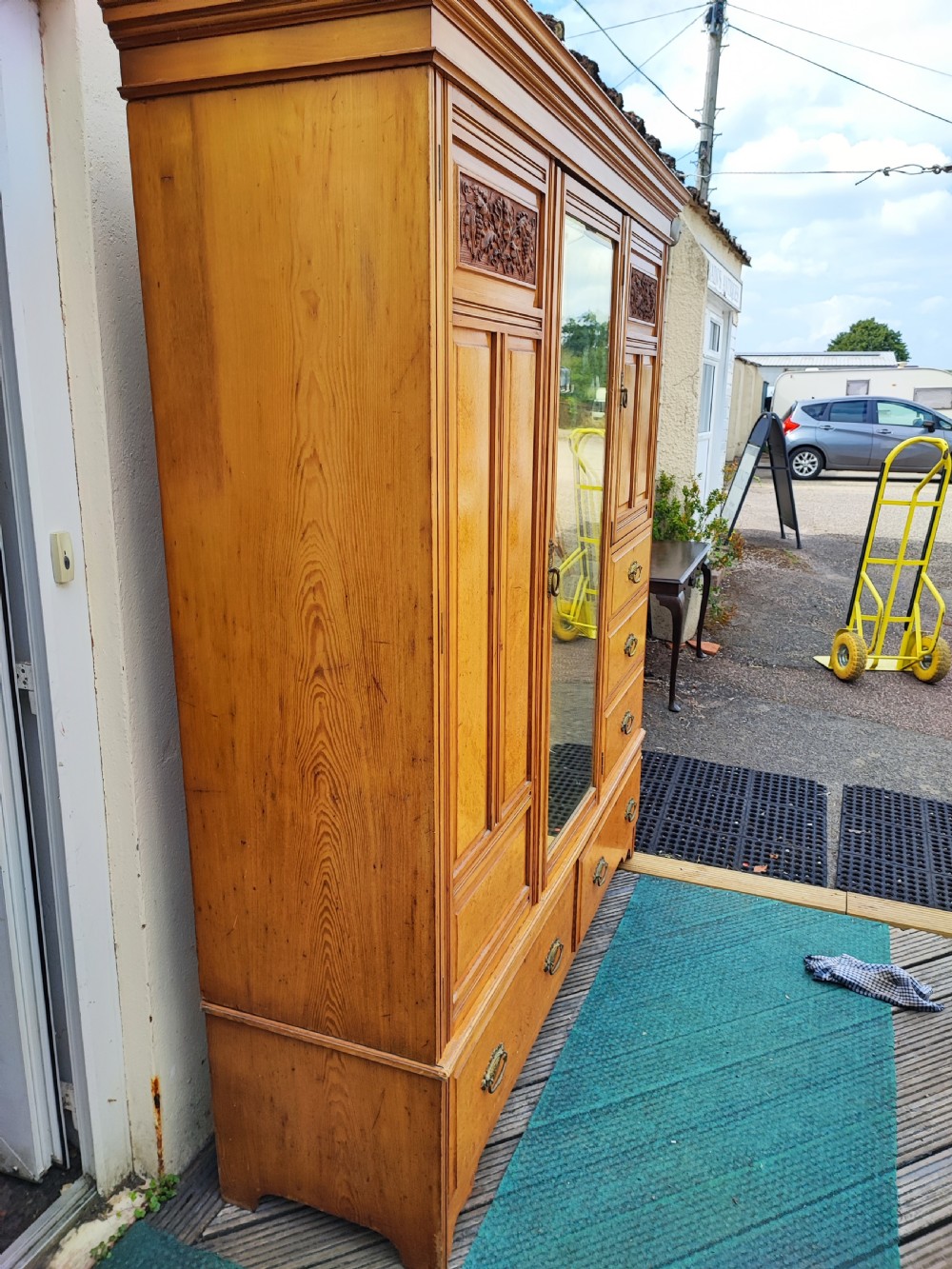 Superb Victorian walnut 3 door combination wardrobe. View IX