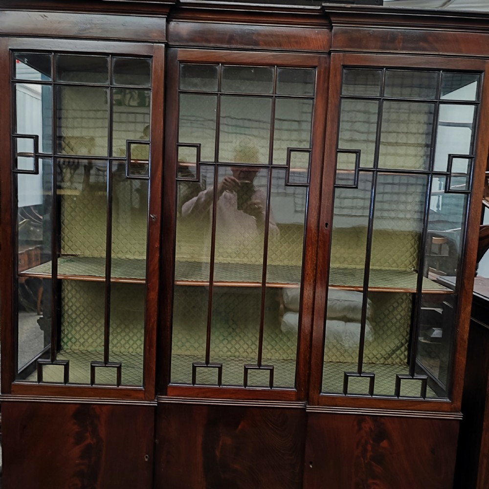 Antique mahogany display cabinet View VIII