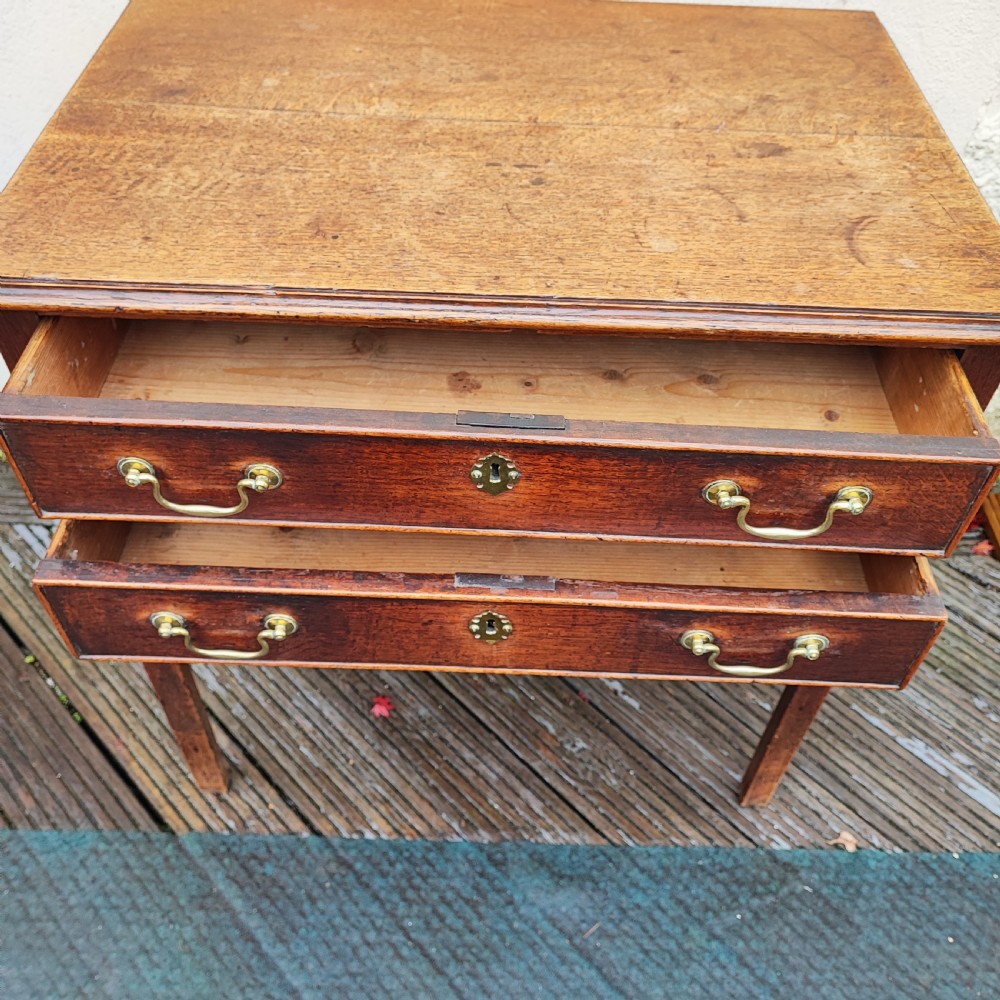 Fine Georgian oak side table View IV