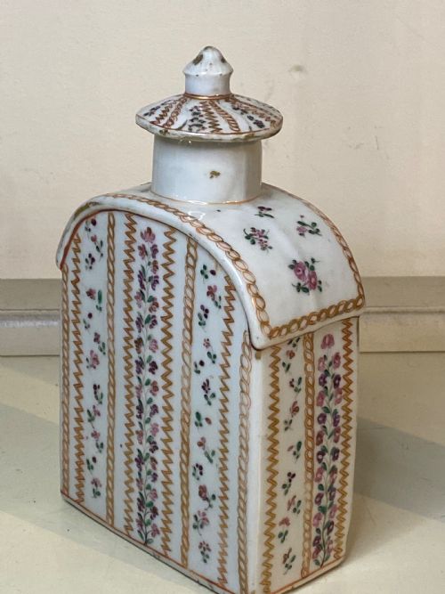 antique 18th century chinese tea caddy - CATEGORY: ANTIQUE CERAMICS - DATED 18TH CENTURY