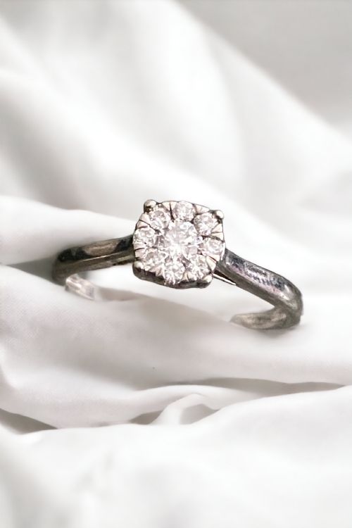 white gold and daisy diamond ring - CATEGORY: ANTIQUE JEWELLERY - DATED 1960
