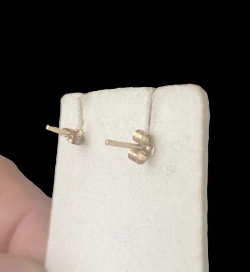 9CT GOLD AND RUBY STUD EARRINGS - ADDITIONAL PHOTO 1