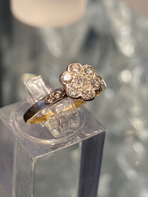 18CT GOLD DIAMOND DAISY RING - ADDITIONAL PHOTO 9