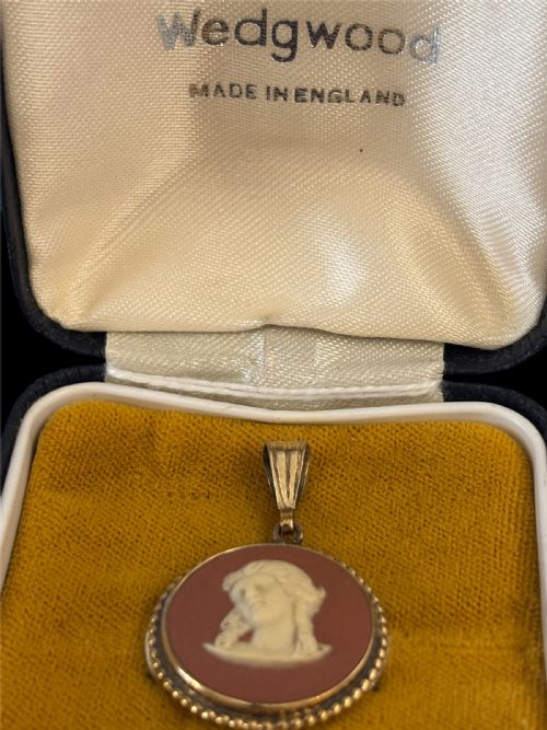 GOLD MOUNTED TERRACOTTA JASPER WEDGWOOD PENDANT - ADDITIONAL PHOTO 1