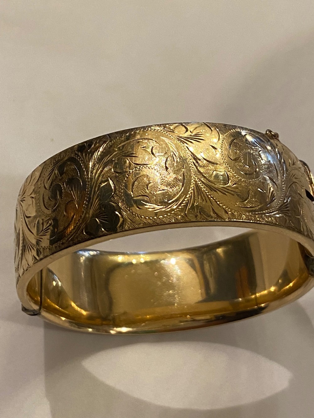 Stunning vintage 9ct rolled gold bangle