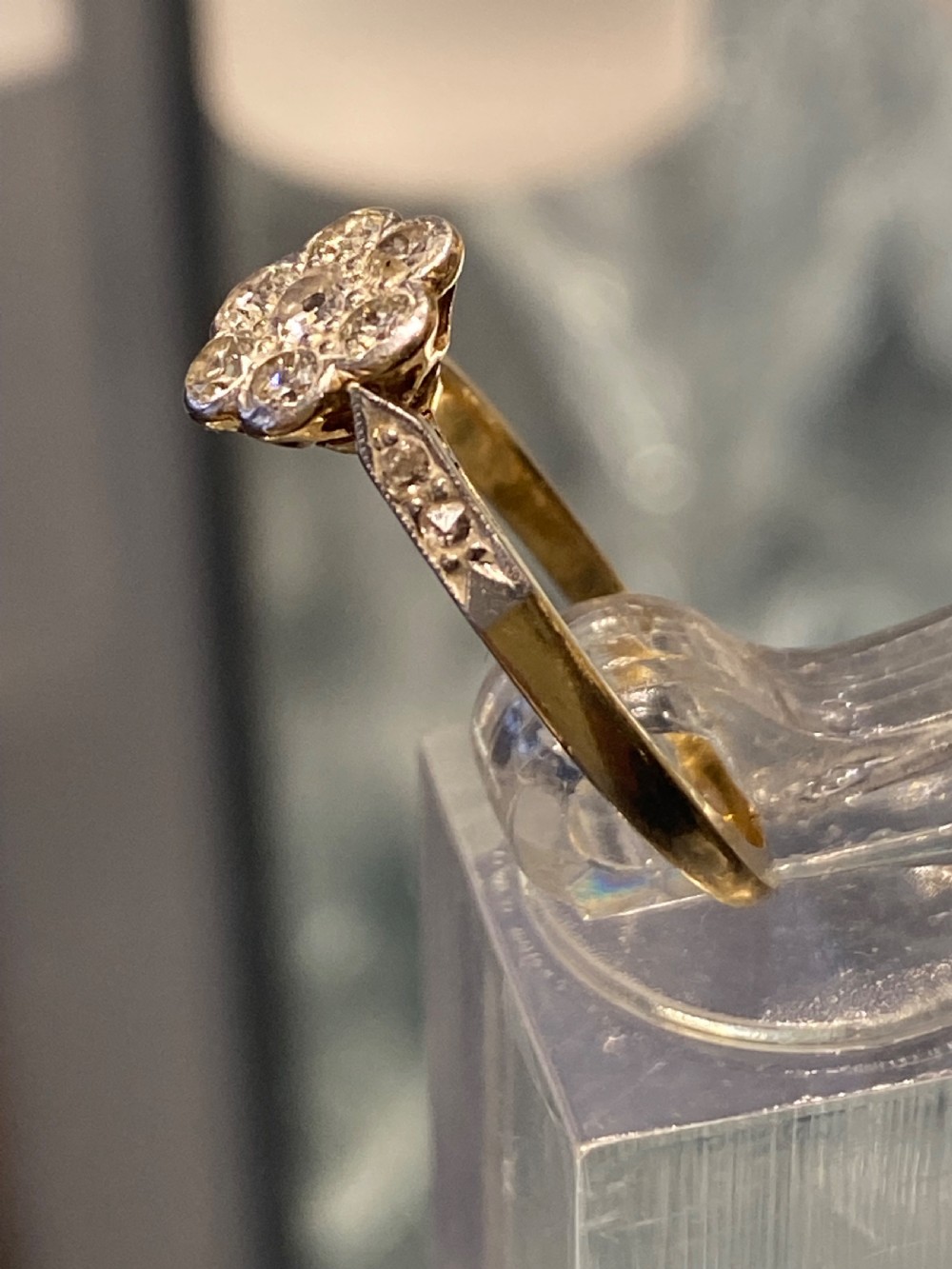 18ct gold., Diamond “Daisy “ ring View IV