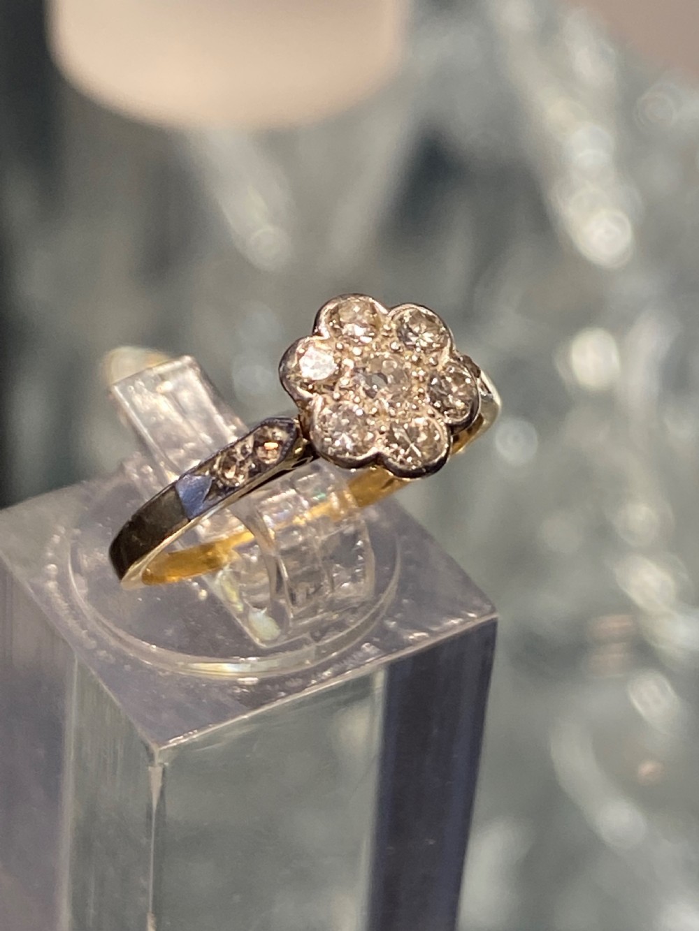 18ct gold., Diamond “Daisy “ ring View VI