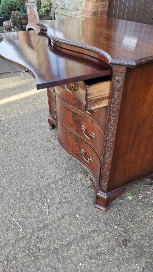 A SERPENTINE MAHOGANY CHEST OF DRAWERS PROBABLY BY WARRING AND GILLOWS - ADDITIONAL PHOTO 2