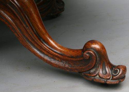 A FINE VICTORIAN WALNUT LOO TABLE - ADDITIONAL PHOTO 3