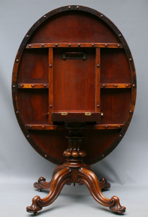 A FINE VICTORIAN WALNUT LOO TABLE - ADDITIONAL PHOTO 4