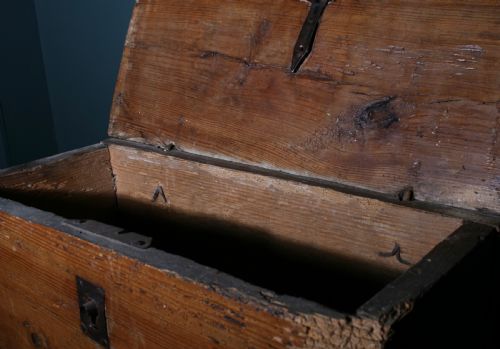 EARLY PINE CHEST - ADDITIONAL PHOTO 4