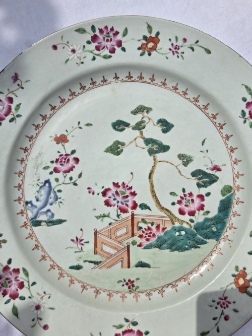 QIANLONG FAMILLE ROSE PORCELAIN CHARGER OR PLATE CHINESE EXPORT 1750S - ADDITIONAL PHOTO 1