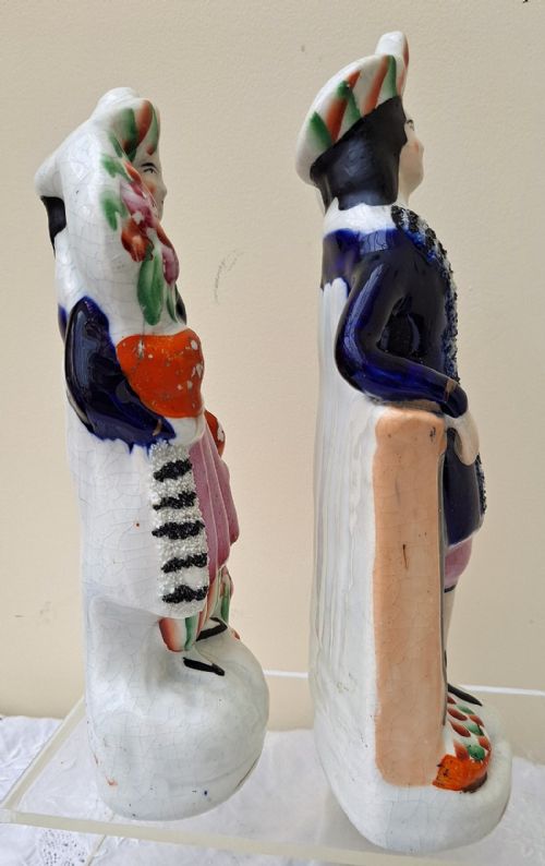 PAIR OF ANTIQUE ENGLISH VICTORIAN STAFFORDSHIRE POTTERY GARDENERS - ADDITIONAL PHOTO 3
