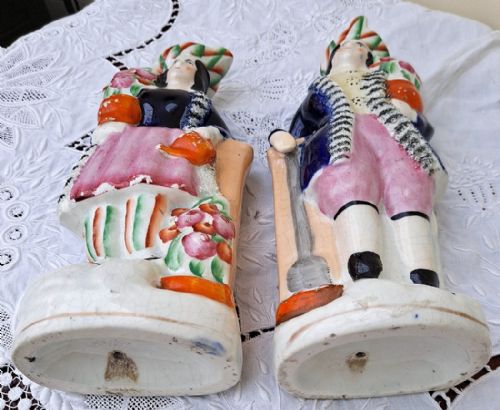 PAIR OF ANTIQUE ENGLISH VICTORIAN STAFFORDSHIRE POTTERY GARDENERS - ADDITIONAL PHOTO 4