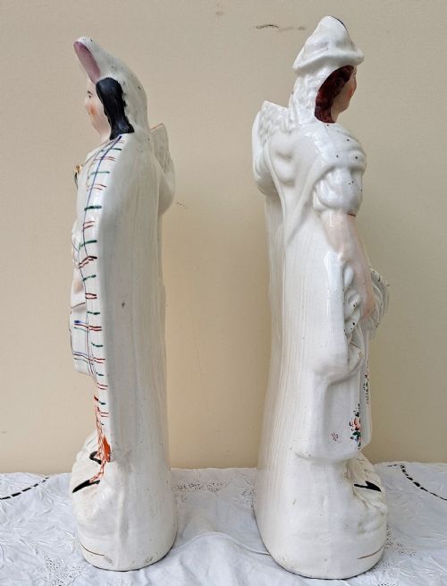 PAIR OF ANTIQUE ENGLISH VICTORIAN STAFFORDSHIRE POTTERY SCOTS HARVESTERS SPILL VASES - ADDITIONAL PHOTO 3