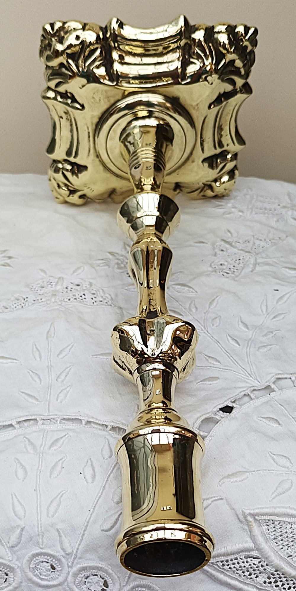 A single polished brass Georgian candlestick featuring a knopped baluster stem and a square base with decorative corner shells. View V