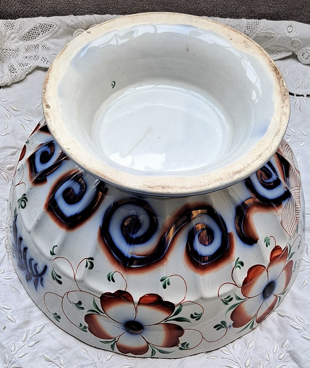 An antique Victorian earthenware footed bowl decorated with a cobalt blue and green hand-painted Pagoda pattern on a fluted pedestal base. View VIII