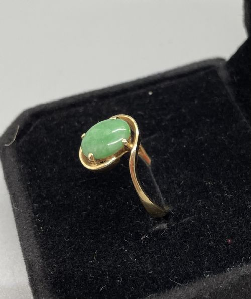 Vintage 14ct Gold and Jade Cabochon Ring