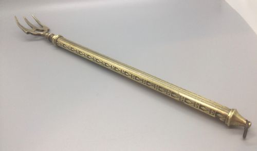 VICTORIAN BRASS EXTENDABLE TOASTING FORK C1880 - ADDITIONAL PHOTO 1