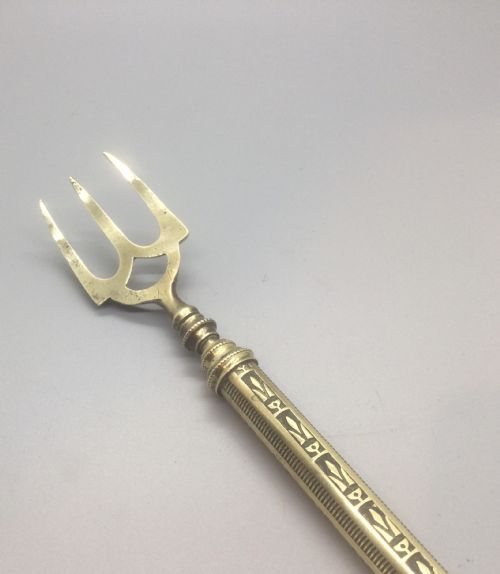 VICTORIAN BRASS EXTENDABLE TOASTING FORK C1880 - ADDITIONAL PHOTO 2