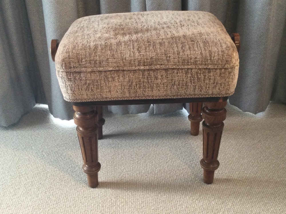 Late 19c H Brooks Patent walnut adjustable piano stool