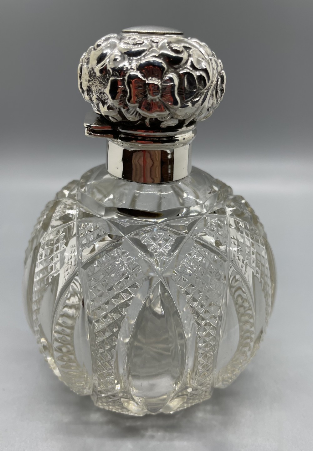 Edwardian silver mounted scent bottle Chester 1903 View III