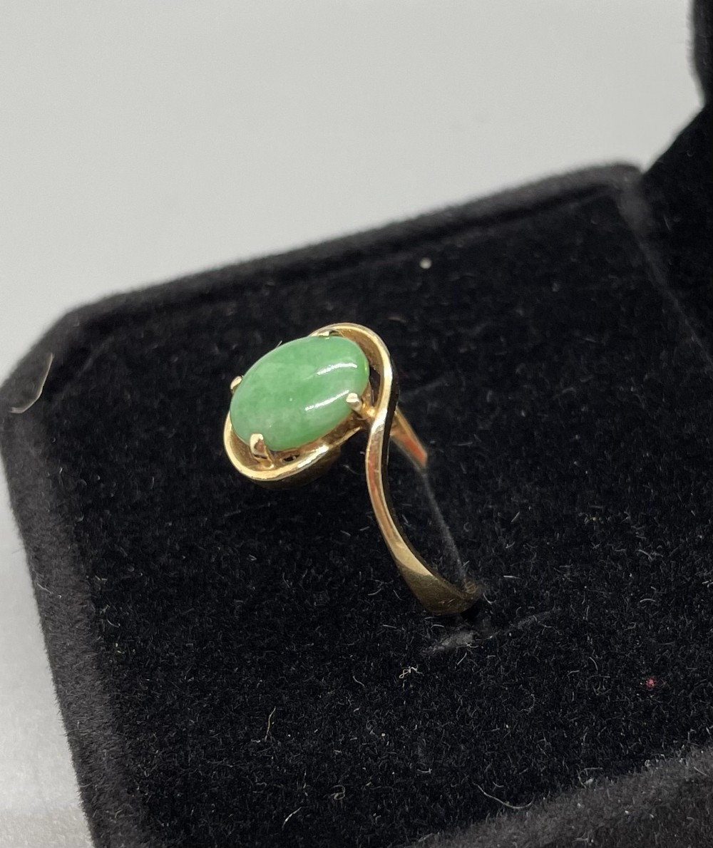 Vintage 14ct gold and jade cabochon ring 