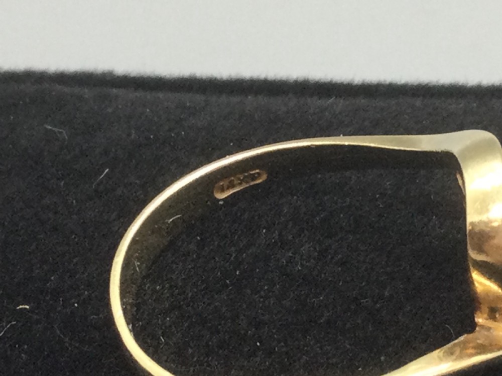 Vintage 14ct gold and jade cabochon ring  View VI