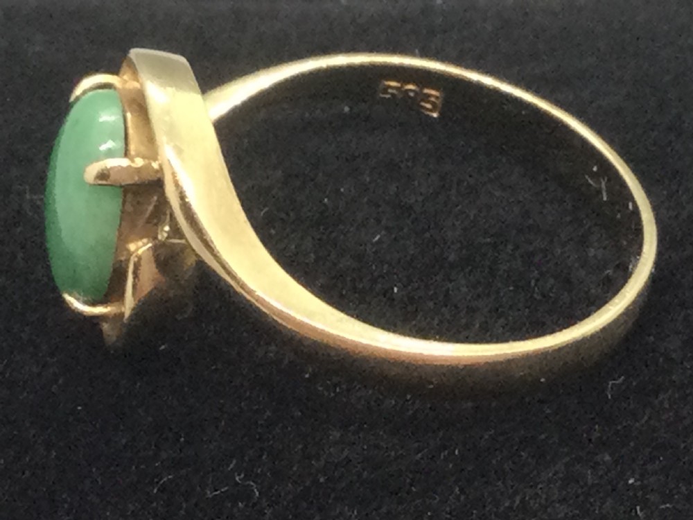 Vintage 14ct gold and jade cabochon ring  View VII