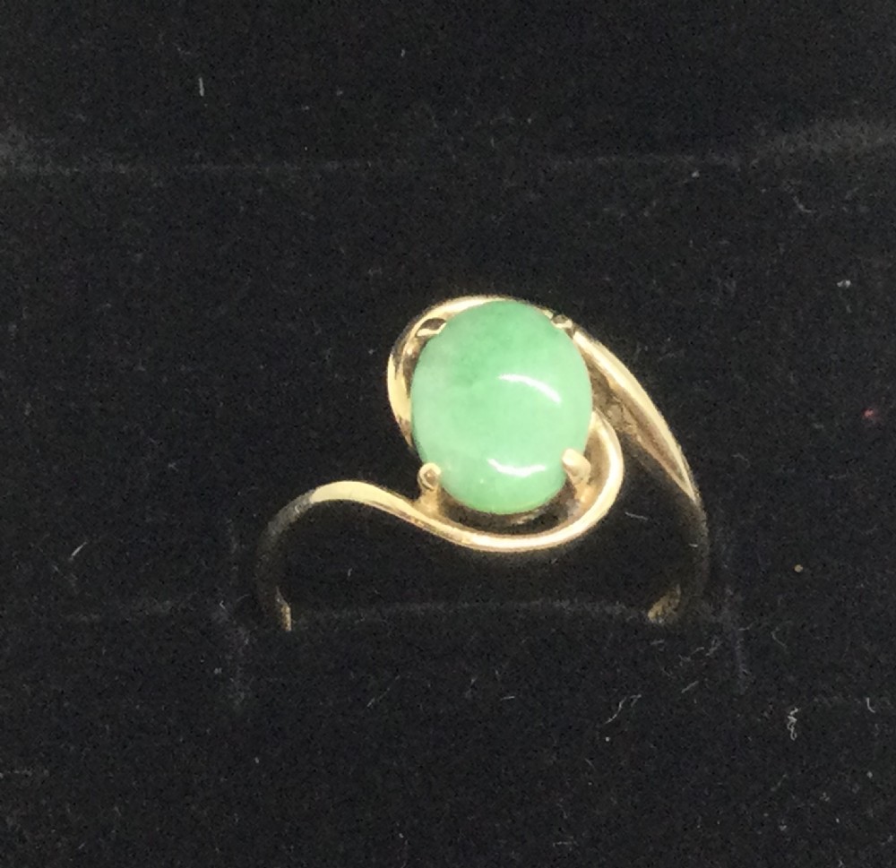 Vintage 14ct gold and jade cabochon ring  View VIII