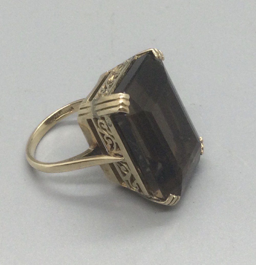 A 9ct gold smoky quartz dress ring c1960