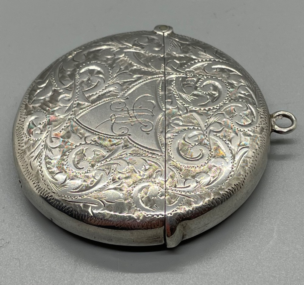 Edwardian round silver vesta case Chester 1909 View II