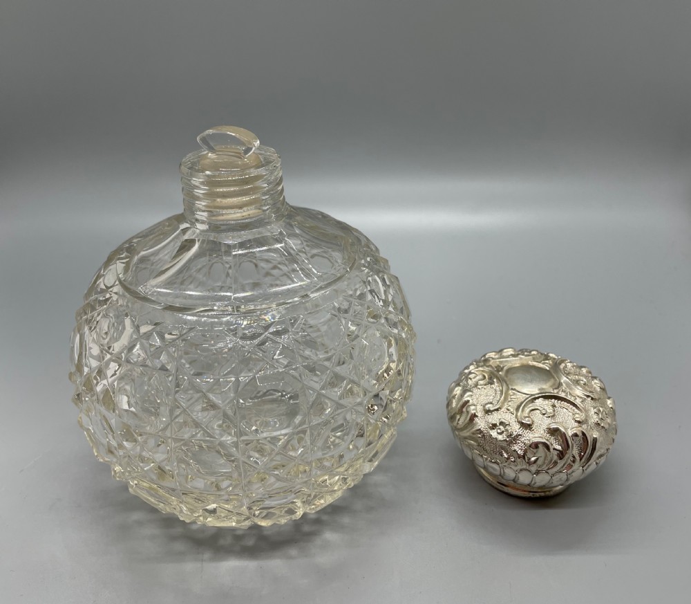 Edwardian silver mounted hobnail cut glass scent bottle Birmingham 1905 ARTHUR WILLMORE PENNINGTON View IV