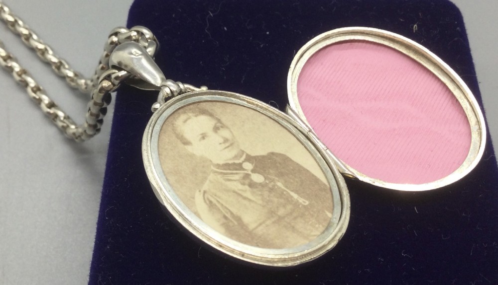 Edwardian silver locket and chain Birmingham 1909 View VI