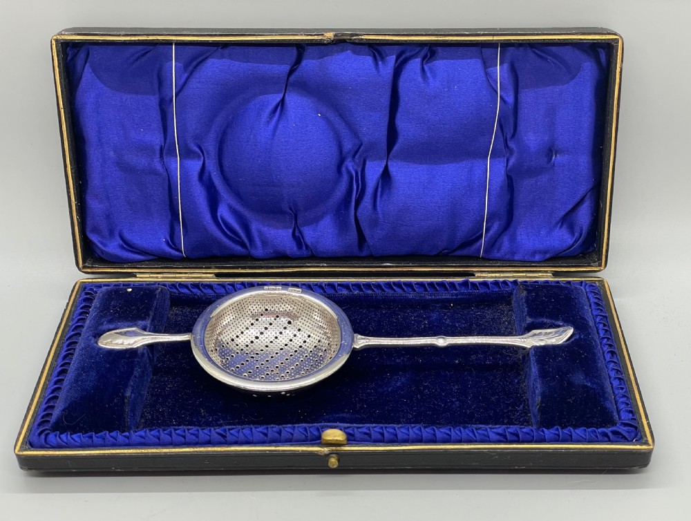 Edwardian silver tea strainer Sheffield 1901 View II