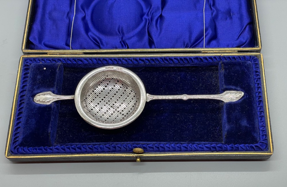Edwardian silver tea strainer Sheffield 1901 View III