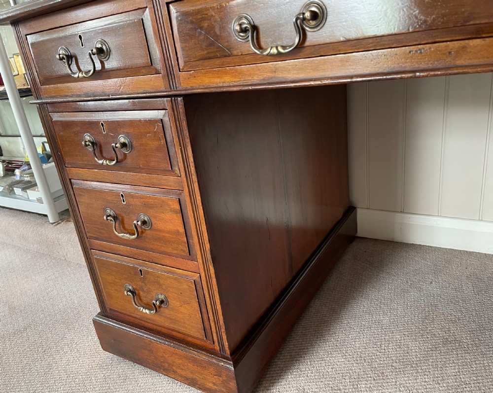 Quality Victorian mahogany pedestal desk c1880 View III