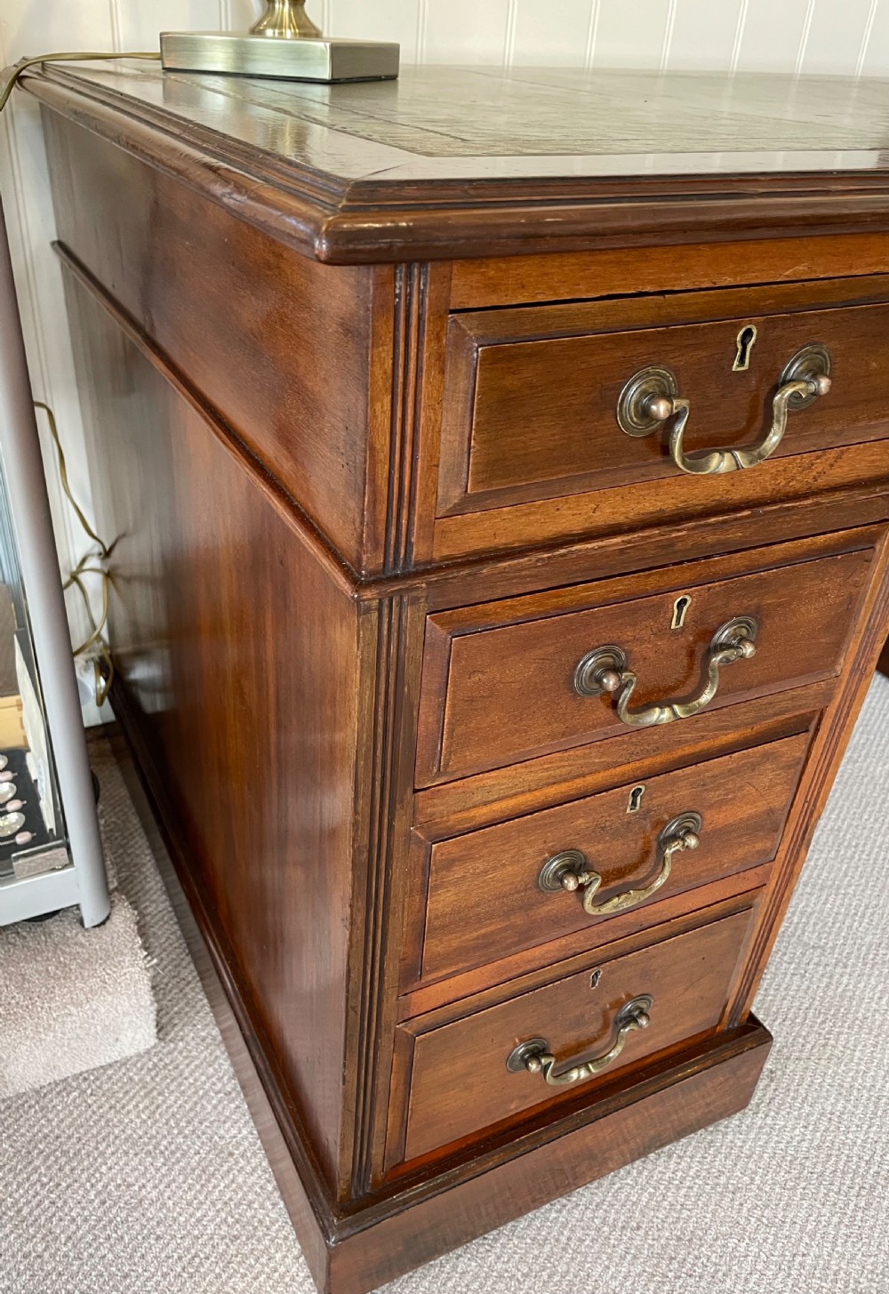 Quality Victorian mahogany pedestal desk c1880 View IV