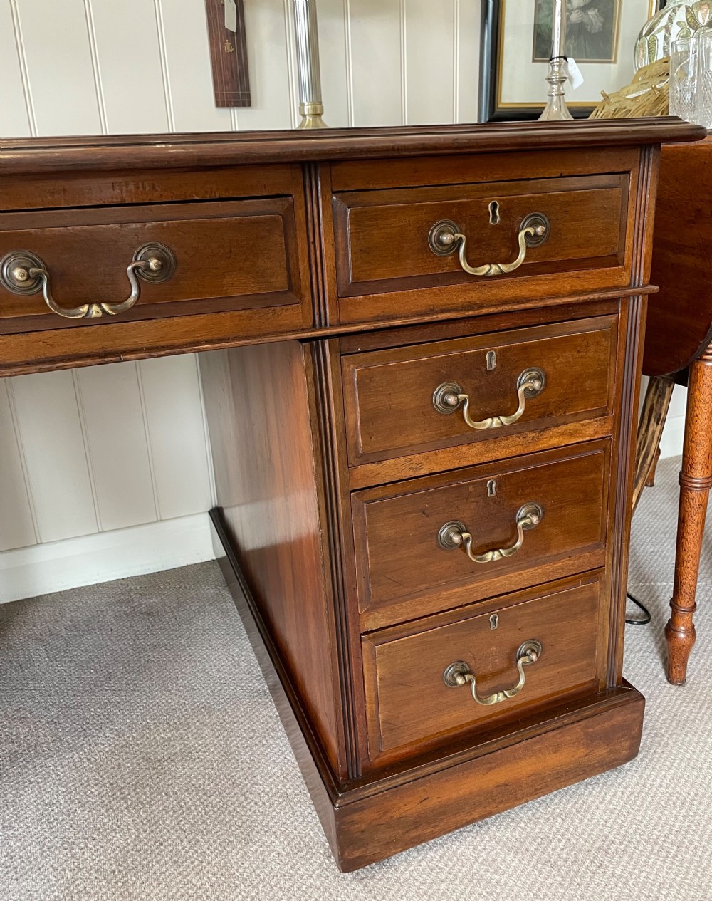 Quality Victorian mahogany pedestal desk c1880 View VI