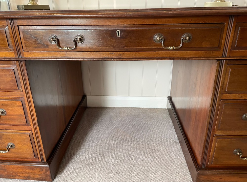 Quality Victorian mahogany pedestal desk c1880 View IX