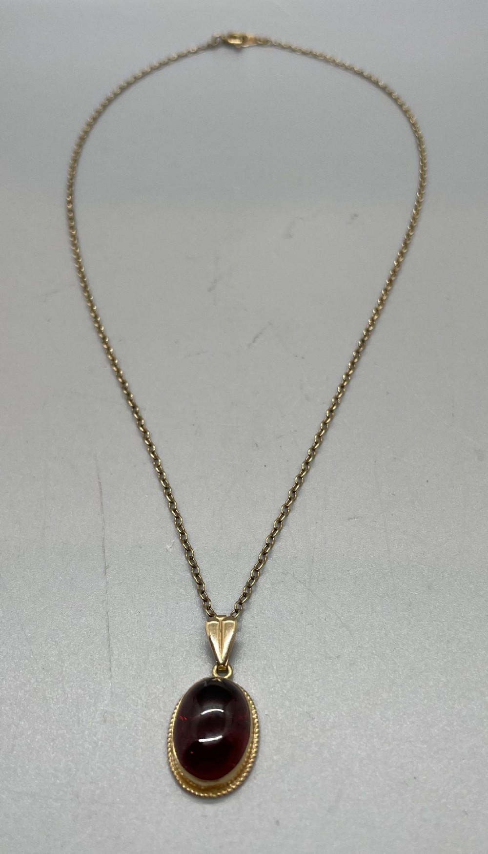 Vintage 9ct gold cabochon garnet pendant chain c1960