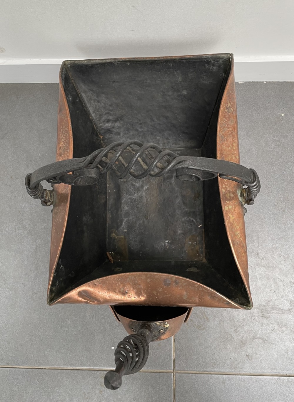 19thc Arts & Crafts copper scuttle and fire dogs set c1880 View IV