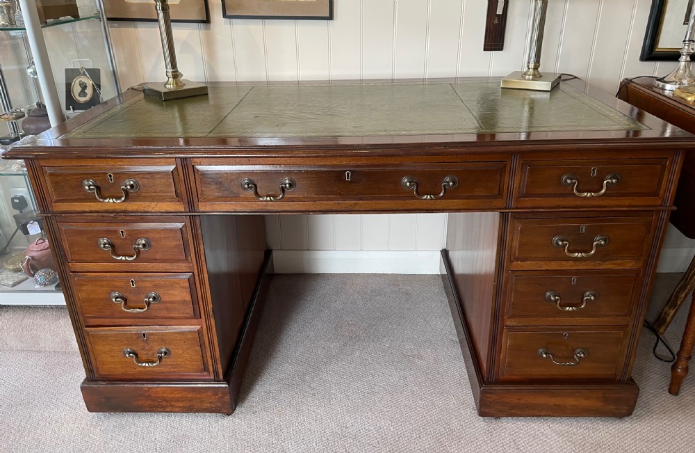 Quality Victorian pedestal desk c1880