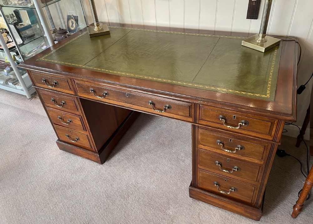 Quality Victorian pedestal desk c1880 View V