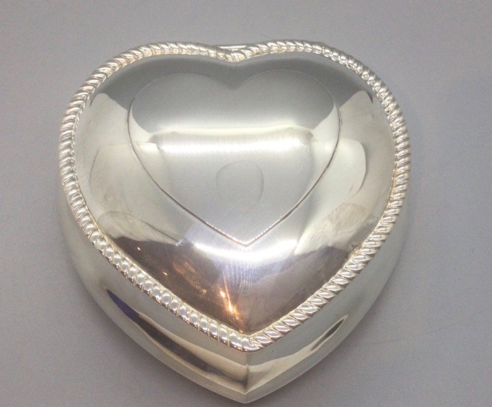 Victorian silver heart box Chester 1899 View XII