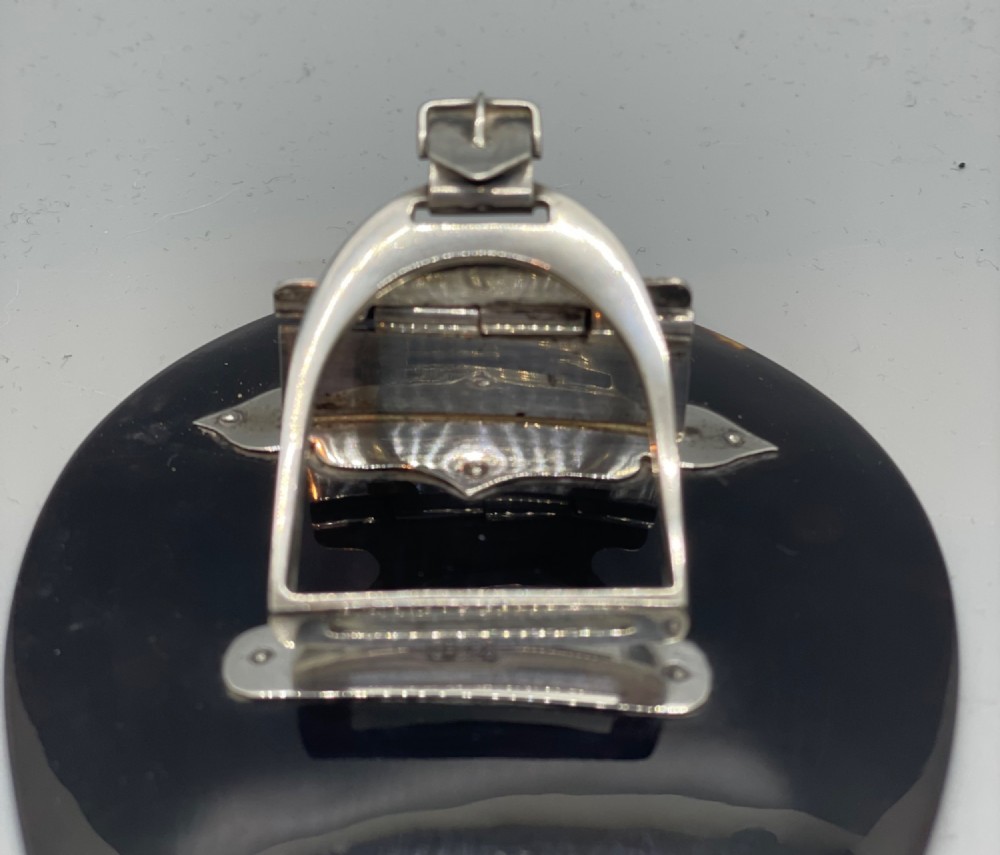 An Edwardian sterling silver letter clip styled as an equestrian stirrup on a smooth dark tortoiseshell base. View VI