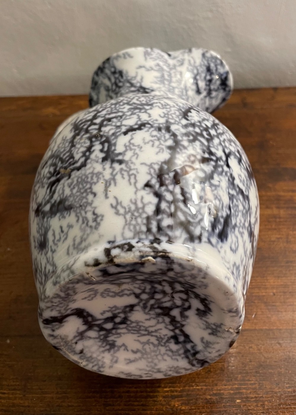 An early nineteenth-century Staffordshire flow blue ceramic wash set comprising a flared jug and matching wide wash basin with a mottled blue pattern. View IX