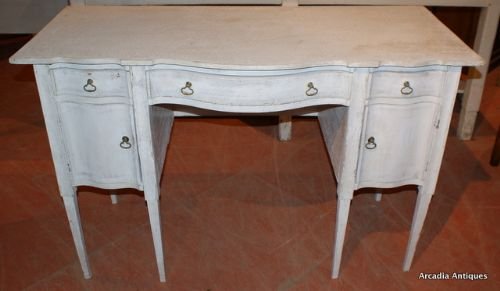 Serpentine Front Desk