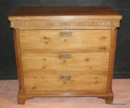 Pretty Pine Commode